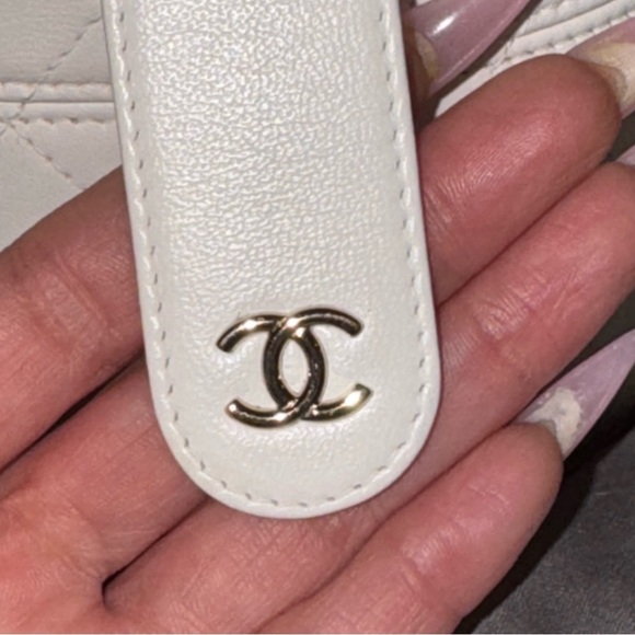 Authentic Chanel White Quilted Vanity Case Bag with Gold Hardware - Picture 8 of 9